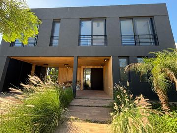 Casa 6 Amb a Estrenar en Venta, Lote Al Lago en Barrio Marinas. Puertos del Lago