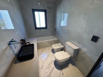 Casa 6 Amb a Estrenar en Venta, Lote Al Lago en Barrio Marinas. Puertos del Lago