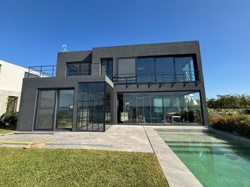 Casa 6 Amb a Estrenar en Venta, Lote Al Lago en Barrio Marinas. Puertos del Lago