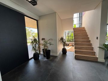 Casa 6 Amb a Estrenar en Venta, Lote Al Lago en Barrio Marinas. Puertos del Lago