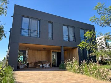 Casa 6 Amb a Estrenar en Venta, Lote Al Lago en Barrio Marinas. Puertos del Lago