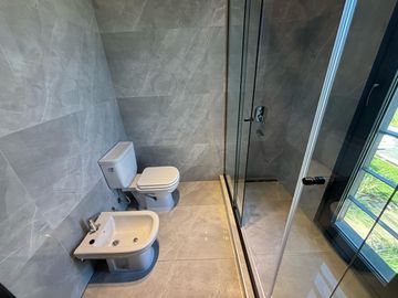Casa 6 Amb a Estrenar en Venta, Lote Al Lago en Barrio Marinas. Puertos del Lago