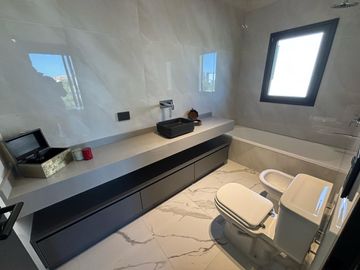 Casa 6 Amb a Estrenar en Venta, Lote Al Lago en Barrio Marinas. Puertos del Lago