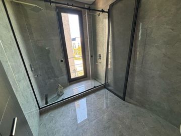 Casa 6 Amb a Estrenar en Venta, Lote Al Lago en Barrio Marinas. Puertos del Lago