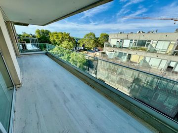 3 ambientes con dependencia y cochera en Belgrano. EN VENTA!