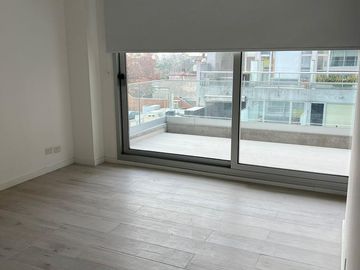 3 ambientes con dependencia y cochera en Belgrano. EN VENTA!