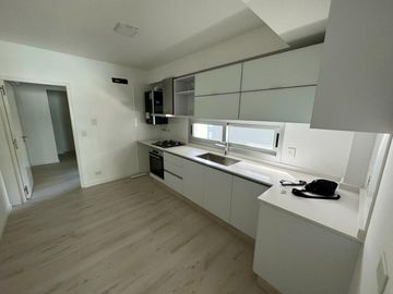 3 ambientes con dependencia y cochera en Belgrano. EN VENTA!