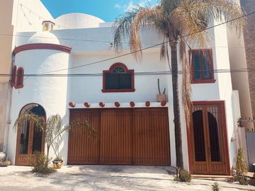CASA EN VENTA EN CONTRY SOL 4TO SECTOR