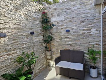 SE VENDE  CASA REMODELADA EN MIRAMAR