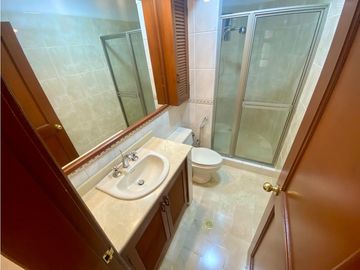 Se vende apartamento con cocina remodelada en Santa Teresita.