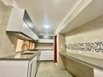 Se vende apartamento con cocina remodelada en Santa Teresita.