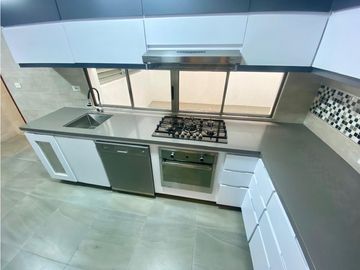 Se vende apartamento con cocina remodelada en Santa Teresita.
