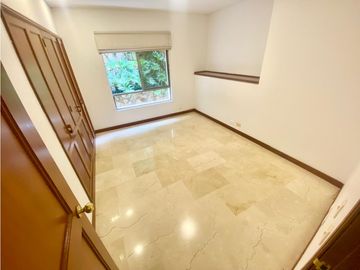 Se vende apartamento con cocina remodelada en Santa Teresita.