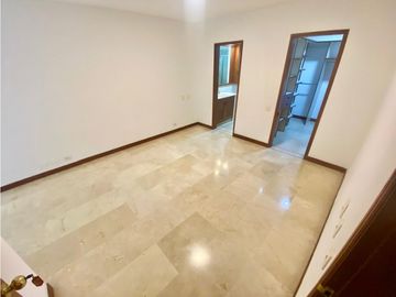 Se vende apartamento con cocina remodelada en Santa Teresita.