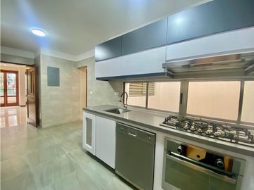Se vende apartamento con cocina remodelada en Santa Teresita.