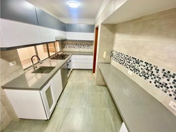 Se vende apartamento con cocina remodelada en Santa Teresita.