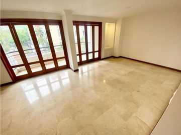 Se vende apartamento con cocina remodelada en Santa Teresita.