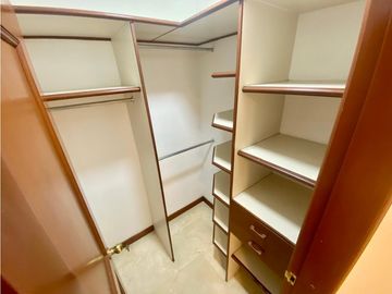 Se vende apartamento con cocina remodelada en Santa Teresita.