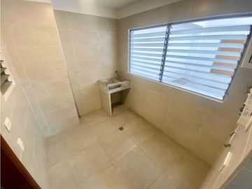 Se vende apartamento con cocina remodelada en Santa Teresita.