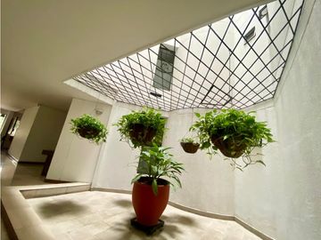 Se vende apartamento con cocina remodelada en Santa Teresita.