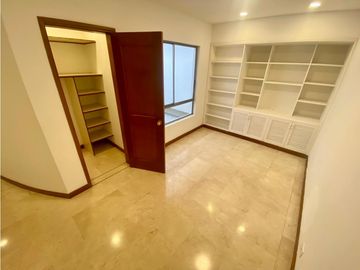 Se vende apartamento con cocina remodelada en Santa Teresita.