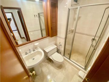 Se vende apartamento con cocina remodelada en Santa Teresita.