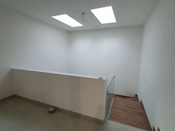 Casa en Venta en Altozano, 3 Recámaras, 3.5 Baños, Cuarto de Servicio, Lujo