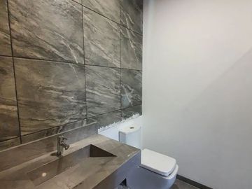 Casa en Venta en Altozano, 3 Recámaras, 3.5 Baños, Cuarto de Servicio, Lujo