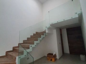 Casa en Venta en Altozano, 3 Recámaras, 3.5 Baños, Cuarto de Servicio, Lujo