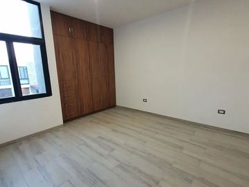 Casa en Venta en Altozano, 3 Recámaras, 3.5 Baños, Cuarto de Servicio, Lujo