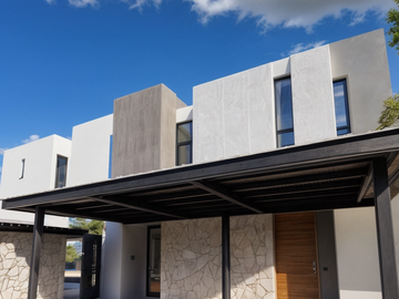 Casa en Venta en Altozano, 3 Recámaras, 3.5 Baños, Cuarto de Servicio, Lujo