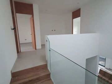 Casa en Venta en Altozano, 3 Recámaras, 3.5 Baños, Cuarto de Servicio, Lujo