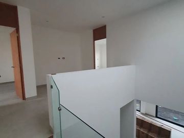 Casa en Venta en Altozano, 3 Recámaras, 3.5 Baños, Cuarto de Servicio, Lujo