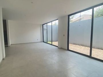 Casa en Venta en Altozano, 3 Recámaras, 3.5 Baños, Cuarto de Servicio, Lujo