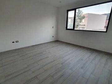 Casa en Venta en Altozano, 3 Recámaras, 3.5 Baños, Cuarto de Servicio, Lujo