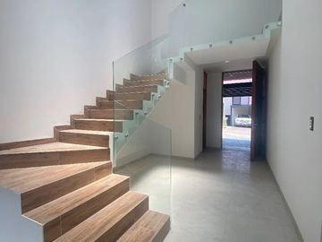 Casa en Venta en Altozano, 3 Recámaras, 3.5 Baños, Cuarto de Servicio, Lujo