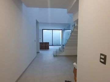 Casa en Venta en Altozano, 3 Recámaras, 3.5 Baños, Cuarto de Servicio, Lujo