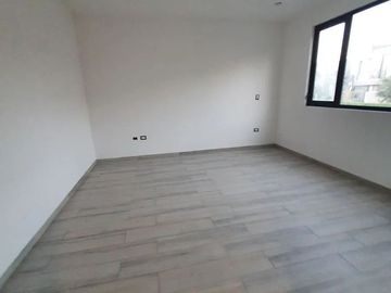 Casa en Venta en Altozano, 3 Recámaras, 3.5 Baños, Cuarto de Servicio, Lujo