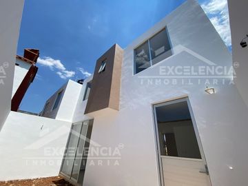 VENTA DE CASA NUEVA EN ESQUINA EN FRACC. JARDINES DE TORREMOLINOS.