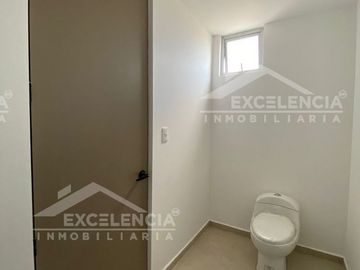 VENTA DE CASA NUEVA EN ESQUINA EN FRACC. JARDINES DE TORREMOLINOS.