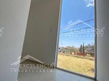 VENTA DE CASA NUEVA EN ESQUINA EN FRACC. JARDINES DE TORREMOLINOS.