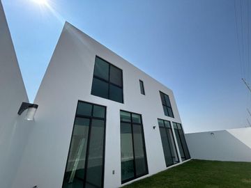 LUJOSA CASA EN VENTA LISTA PARA ESTRENAR, DENTRO DE VALLE IMPERIAL