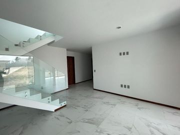 LUJOSA CASA EN VENTA LISTA PARA ESTRENAR, DENTRO DE VALLE IMPERIAL