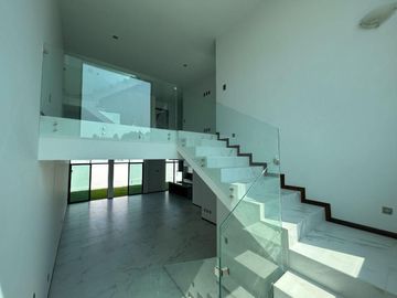 LUJOSA CASA EN VENTA LISTA PARA ESTRENAR, DENTRO DE VALLE IMPERIAL