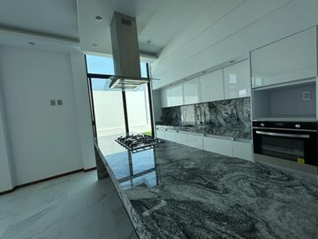 LUJOSA CASA EN VENTA LISTA PARA ESTRENAR, DENTRO DE VALLE IMPERIAL