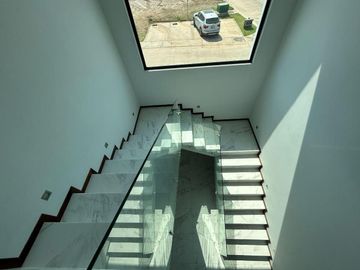 LUJOSA CASA EN VENTA LISTA PARA ESTRENAR, DENTRO DE VALLE IMPERIAL