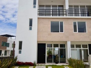 Amplia casa de 3 niveles en privada con amenidades