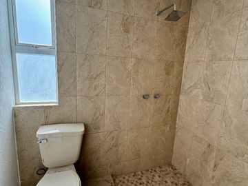 Amplia casa de 3 niveles en privada con amenidades