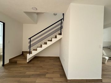 Amplia casa de 3 niveles en privada con amenidades