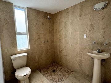 Amplia casa de 3 niveles en privada con amenidades